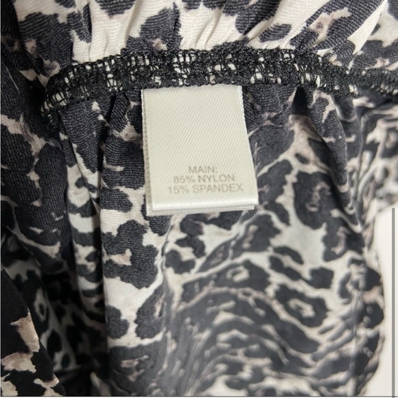 St. John Collection Size XL Short Sleeve Animal Print Ruched Blouse V-neck - Picture 5 of 5